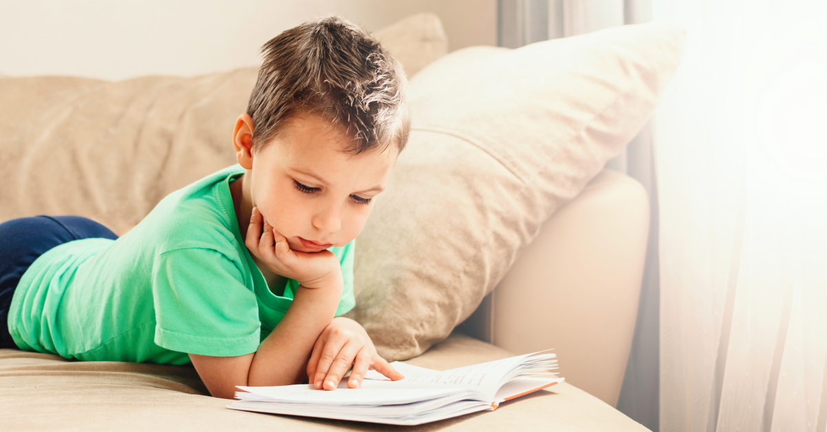 Niño con dislexia discalculia leyendo un libro